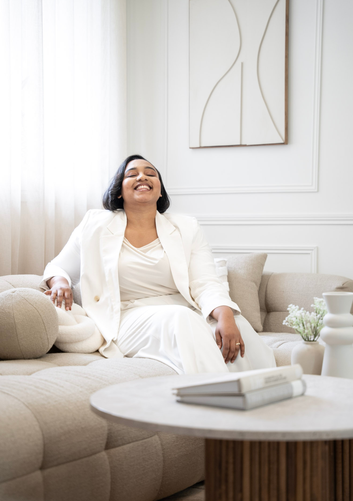 Déborah Ghandour souriante dans un salon élégant